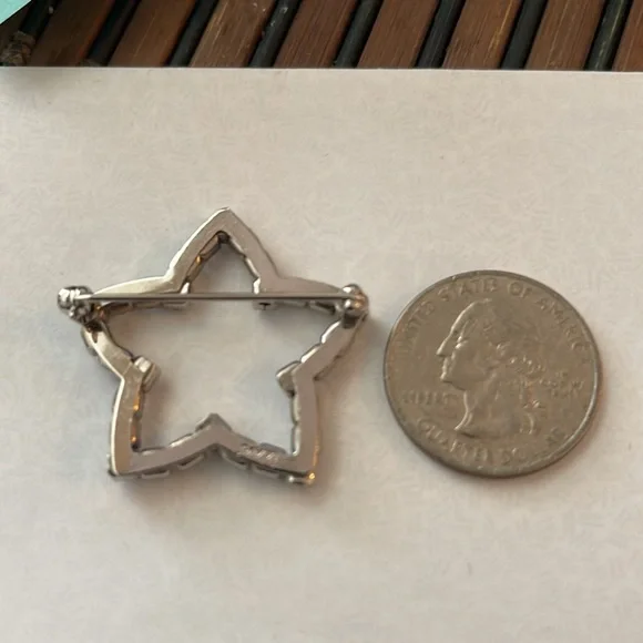 Avon vintage star pin in excellent used condition faux diamonds and silver tone - Picture 2 of 3